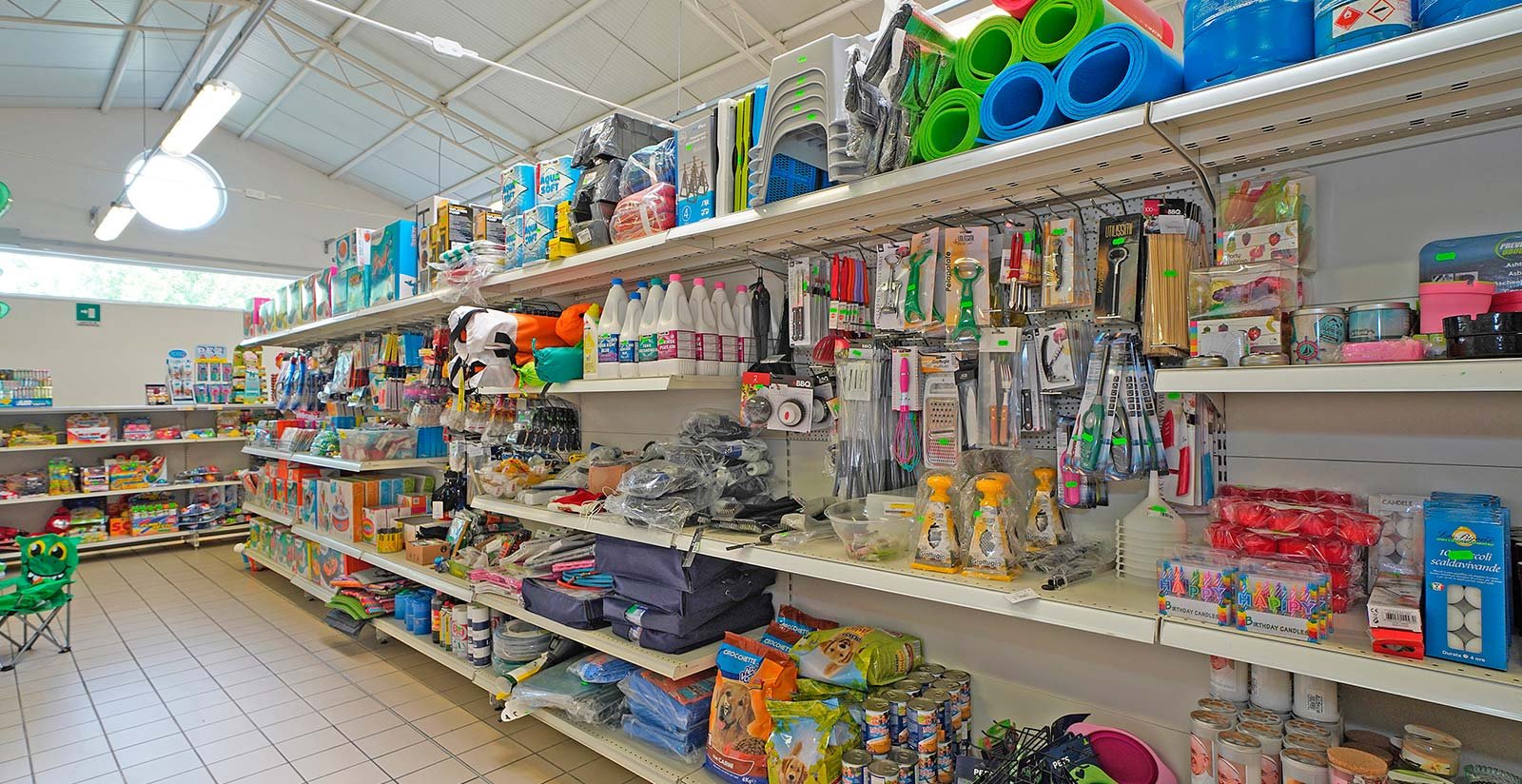 Il nostro fornitissimo market6 Il nostro fornitissimo market6