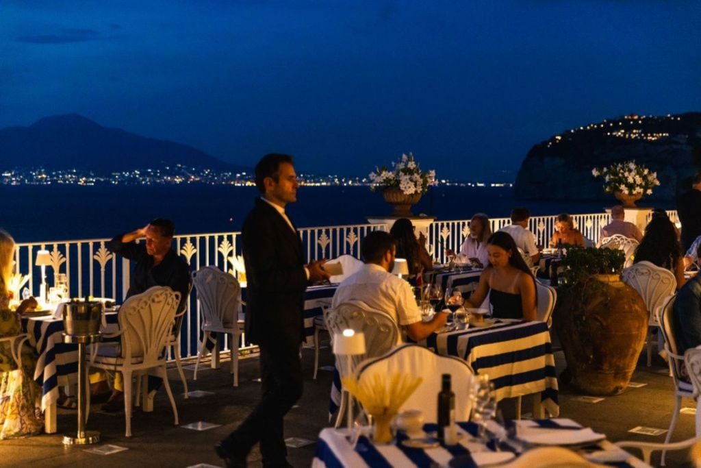 Blue Lounge Dine & Drinks26