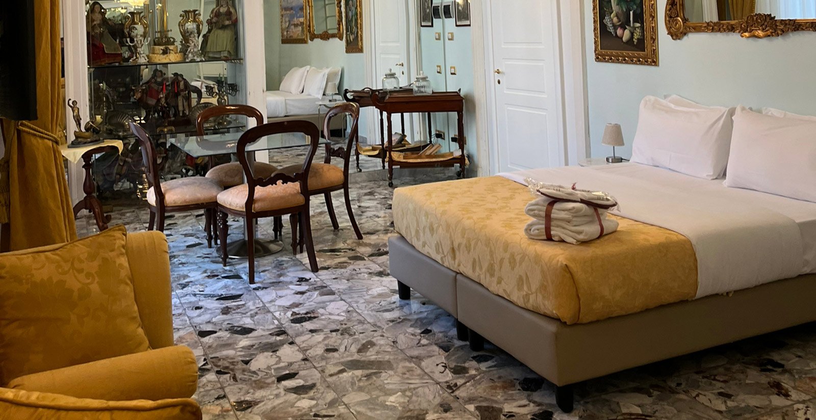 Terrace Art Suite con vista Galleria Umberto I2 Terrace Art Suite con vista Galleria Umberto I2