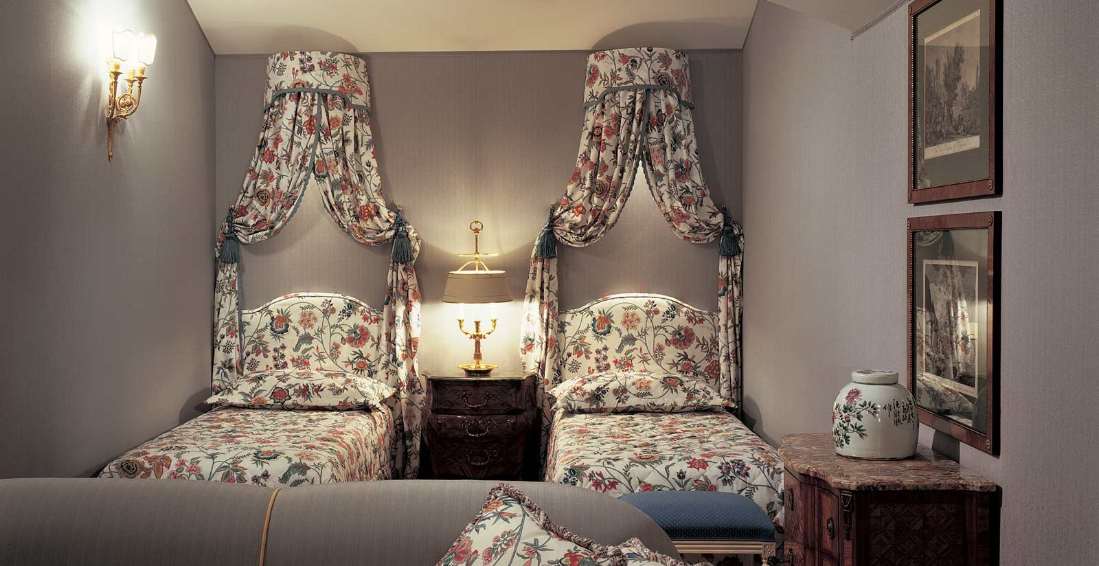 DELUXE ROOMS2