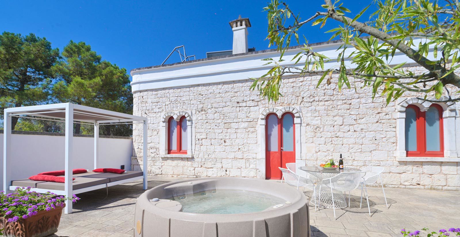 Suite with veranda and jacuzzi 4