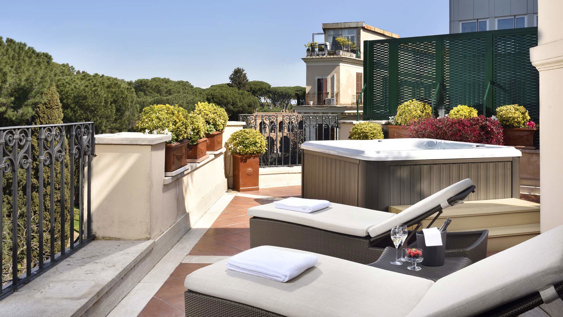 Terrace Jacuzzi Suite 6