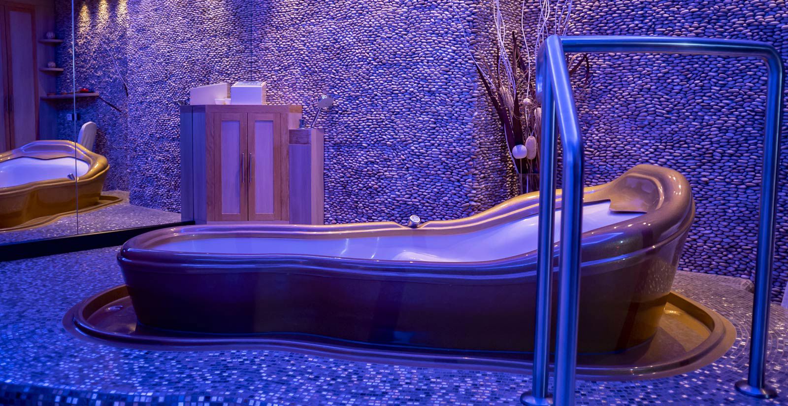 Let yourself be pampered by expert hands 8 Let yourself be pampered by expert hands 8