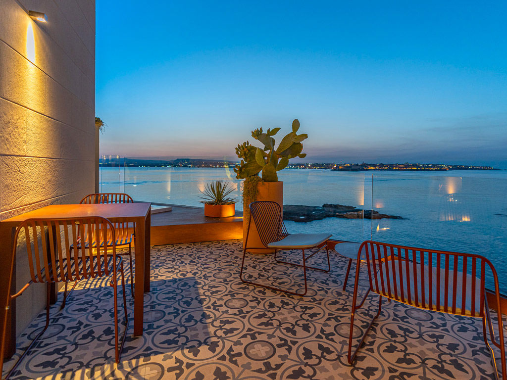 Panoramic Infinitomare with Jacuzzi® hot tub