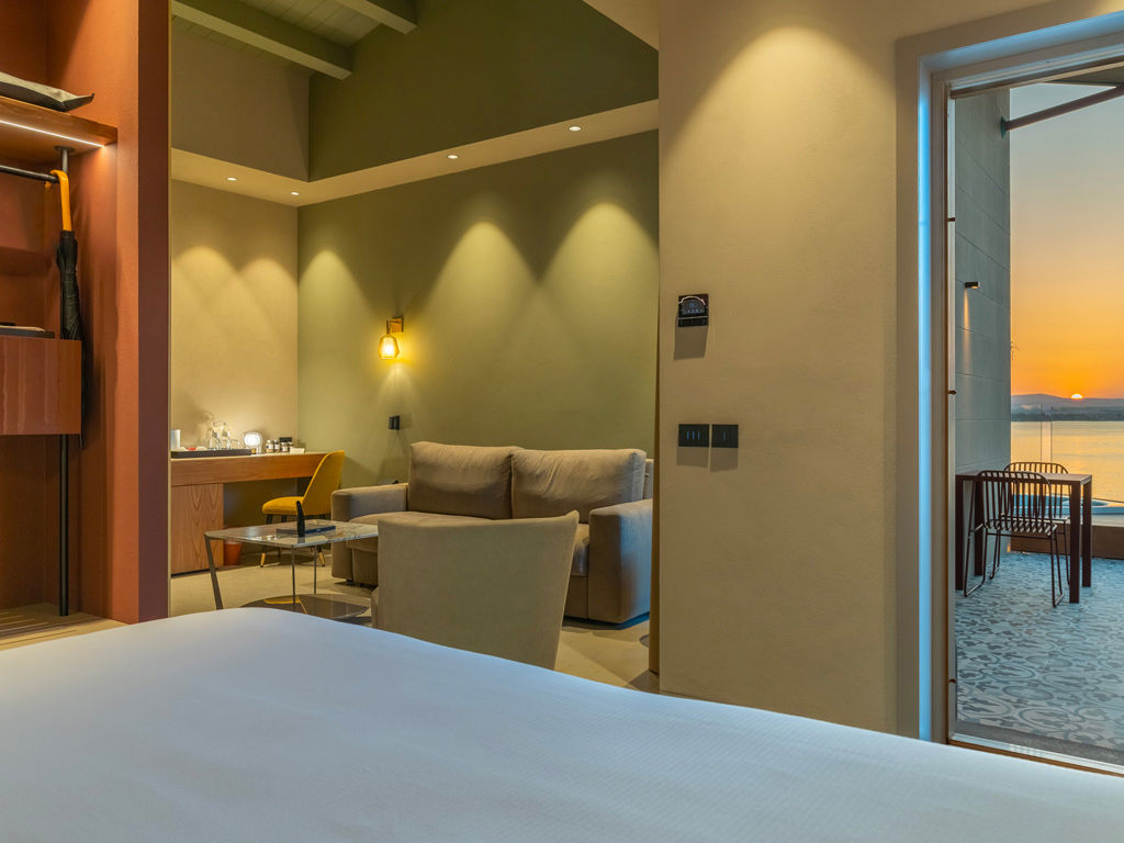 Panoramic Infinitomare with Jacuzzi® hot tub