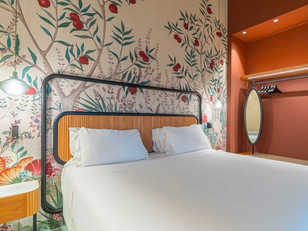 Panoramic Infinitomare with Jacuzzi® hot tub