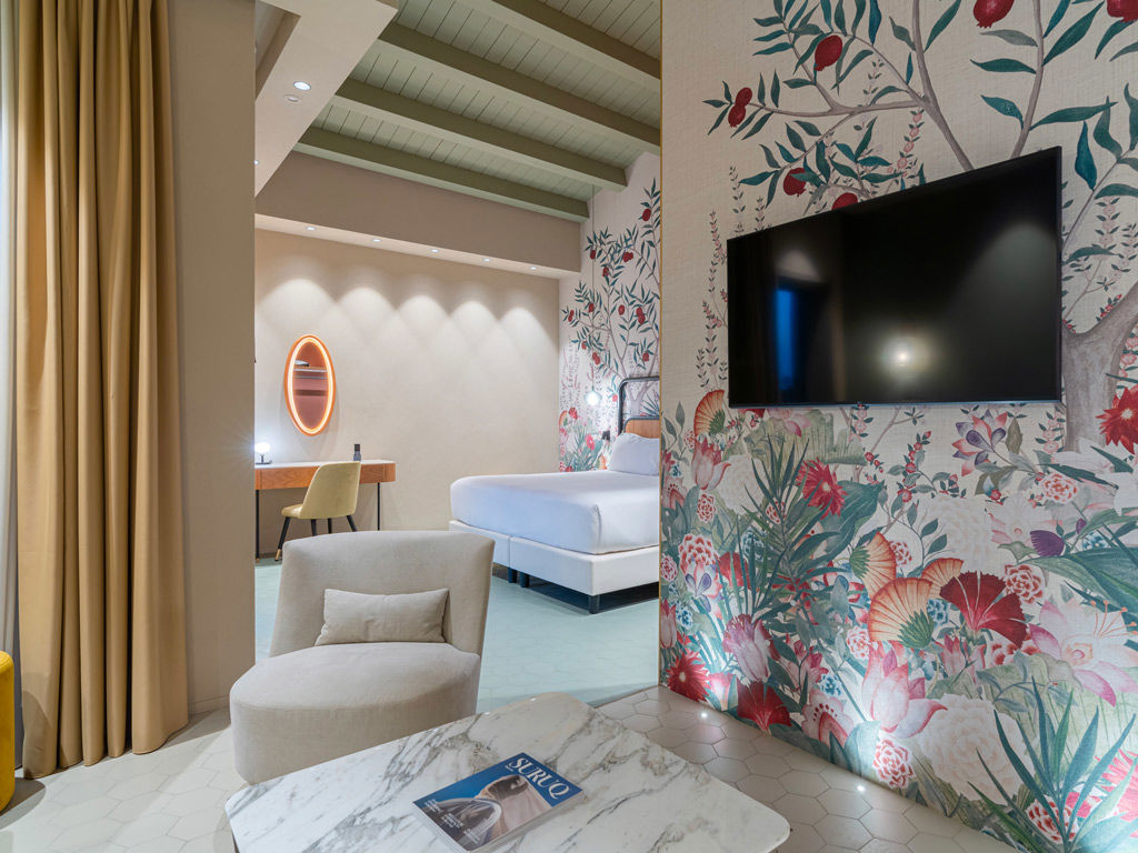 Panoramic Infinitomare with Jacuzzi® hot tub