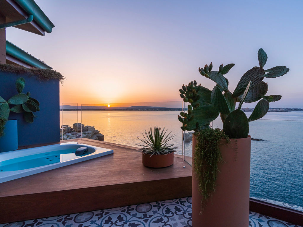 Panoramic Infinitomare with Jacuzzi® hot tub