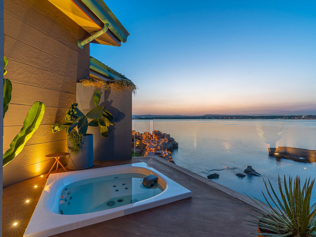 Panoramic Infinitomare with Jacuzzi® hot tub