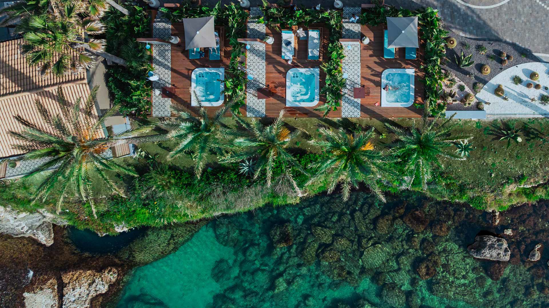 The panoramic terrace with Jacuzzis 2