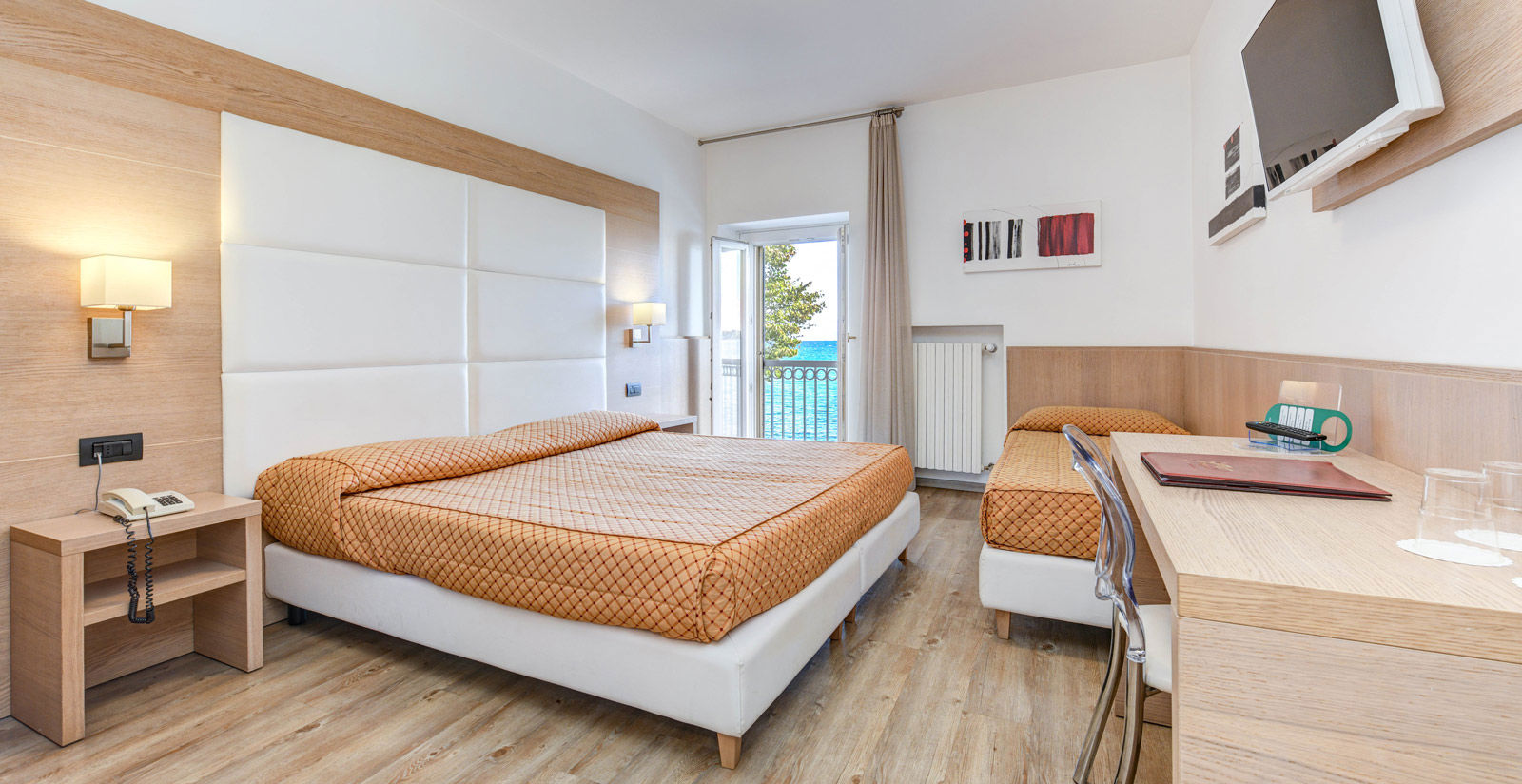 chambRE tRiplE confoRt avEc vuE suR lE lac 9