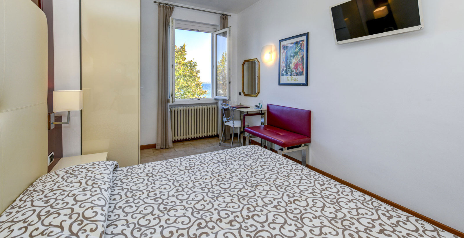 chambRE tRiplE confoRt avEc vuE suR lE lac 10