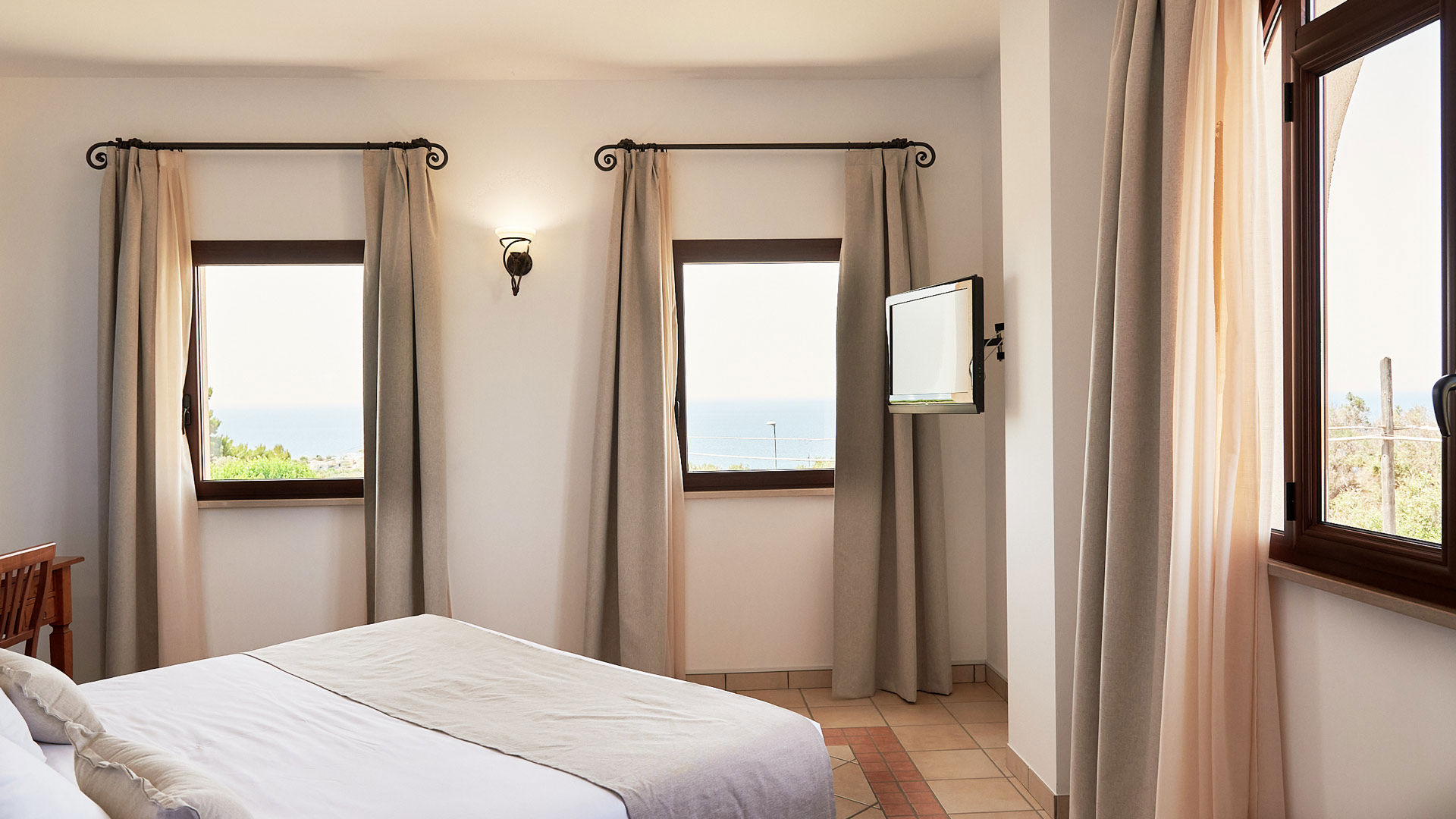 Deluxe Suite with Panoramic Sea View 5