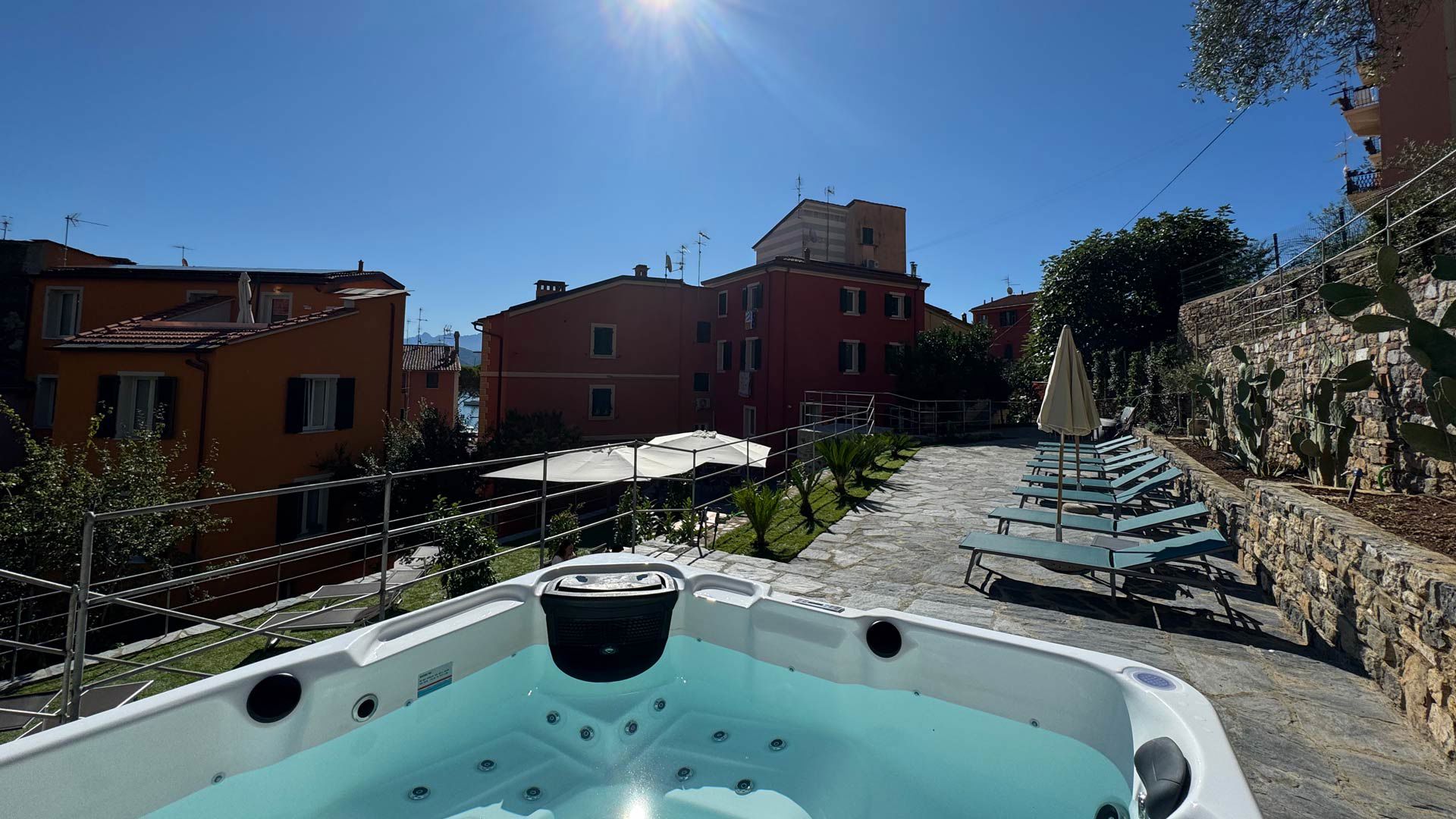 Il tuo angolo di relax tra sole, limoni e idromassaggio 2