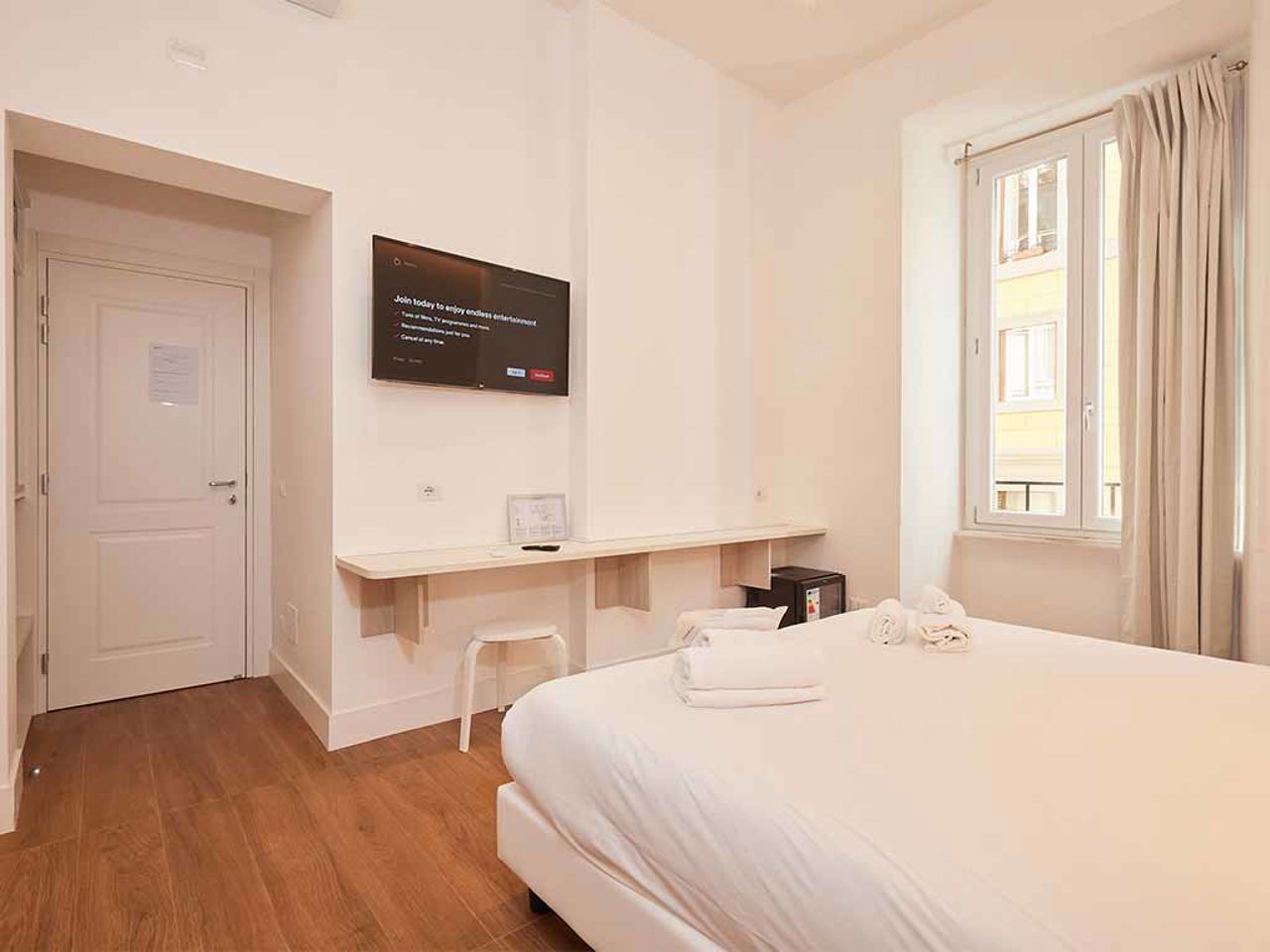 Discover the Deluxe Room at DEM Hotel in Rome center