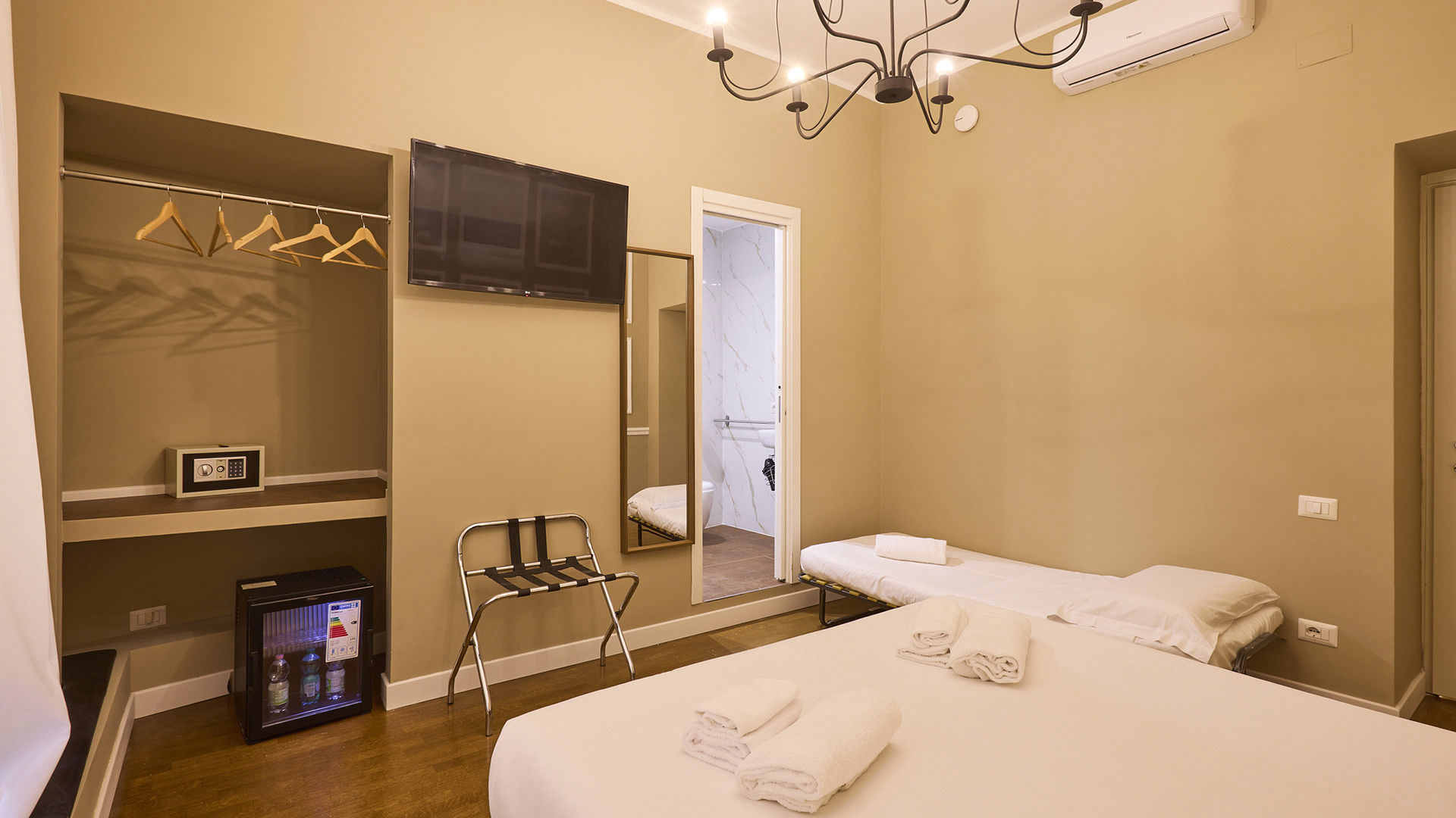 Camera Comfort Tripla 3