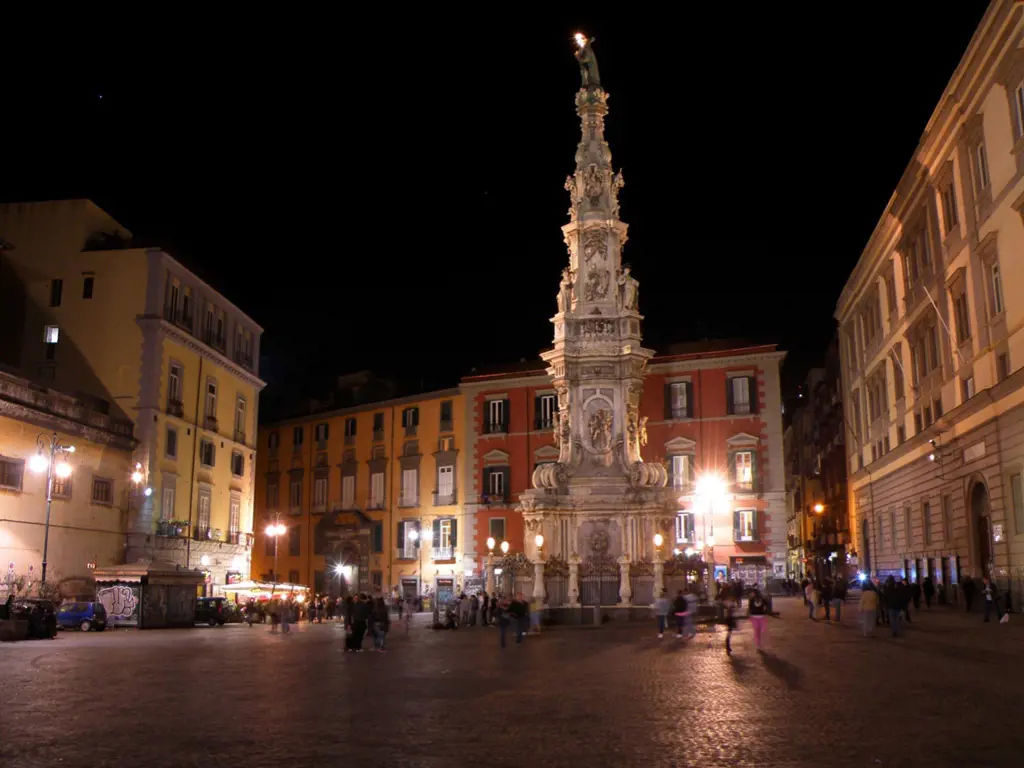 cosa-fare-a-napoli-gallery/1024_piazza-gesu.jpg