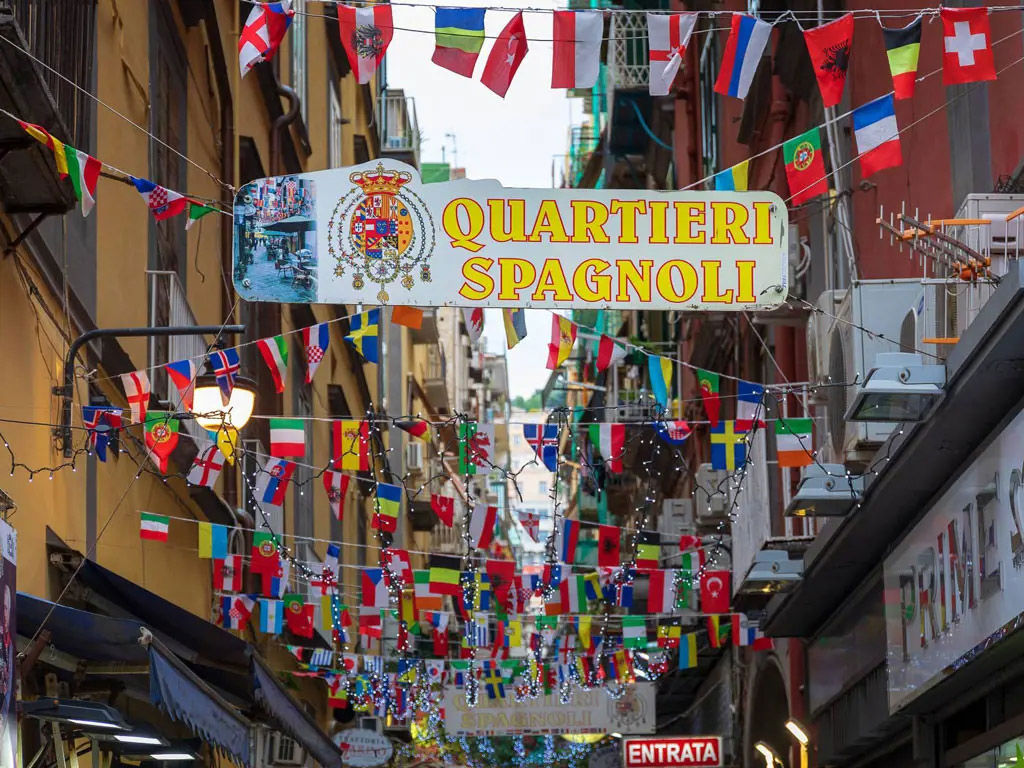cosa-fare-a-napoli-gallery/1024_quartieri-spagnoli.jpg