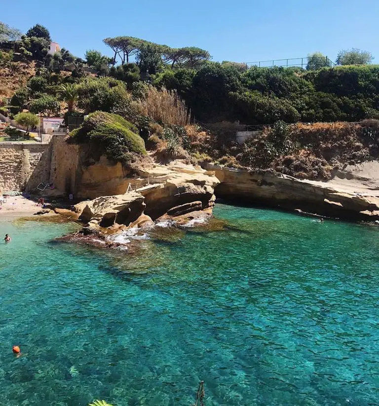 cosa-fare-a-napoli-gallery/768_baia-delle-rocce-verdi.jpg