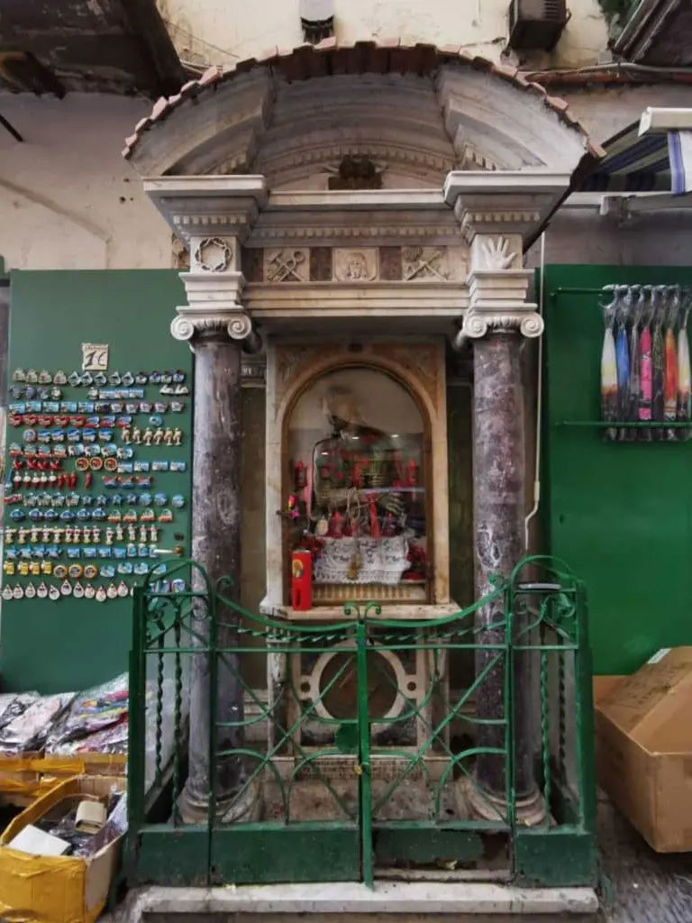 cosa-fare-a-napoli-gallery/768_edicole-votive.jpg