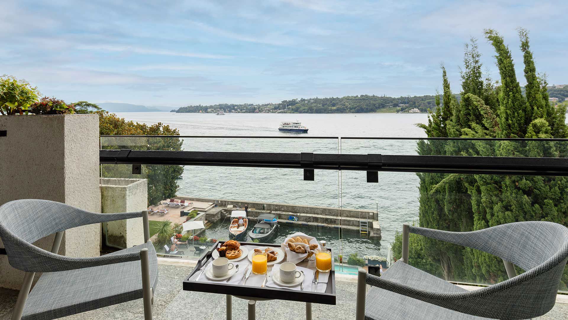 Breakfast with panoramic view of Lake Garda 4