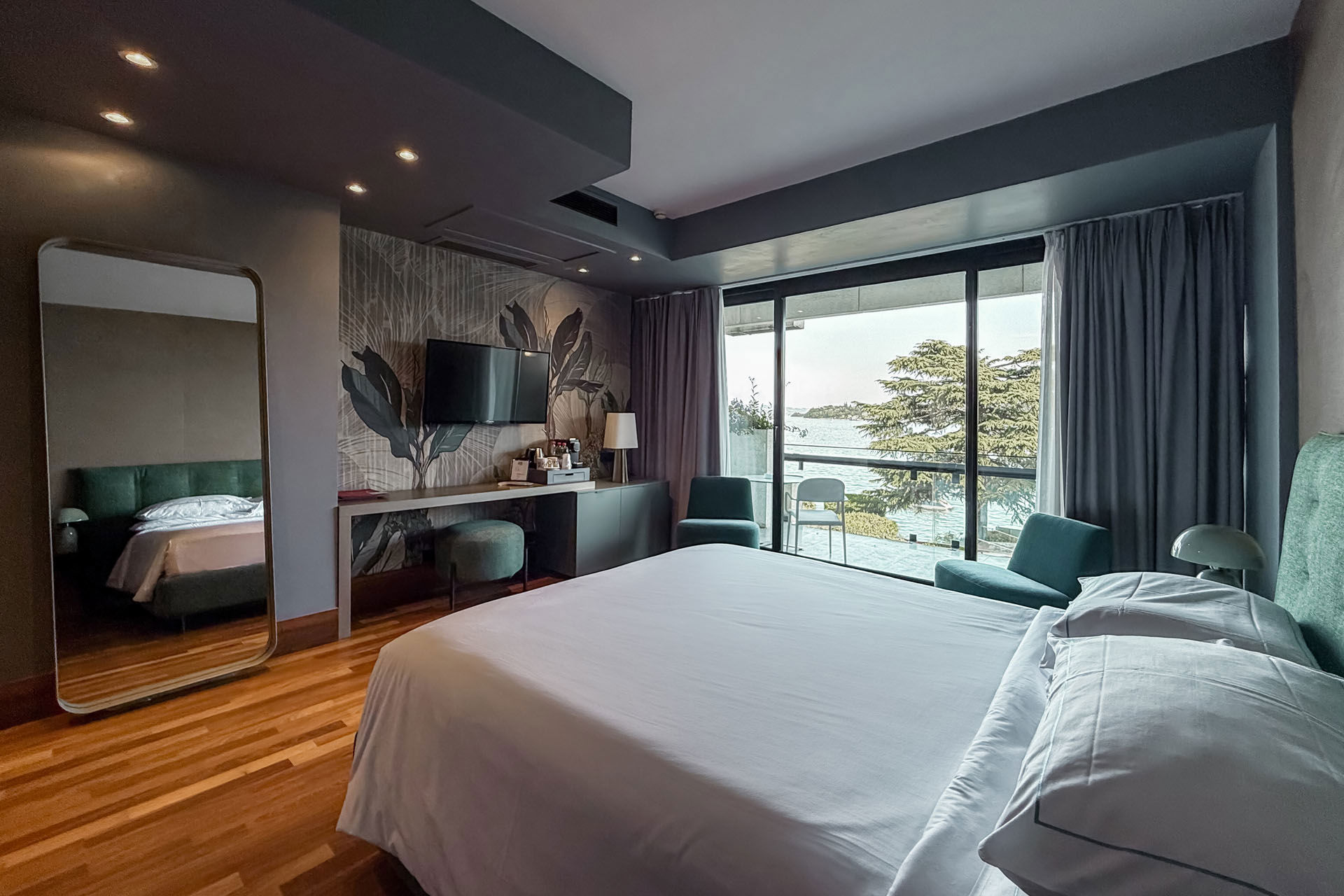 Superior corner with balcony and lake view 2