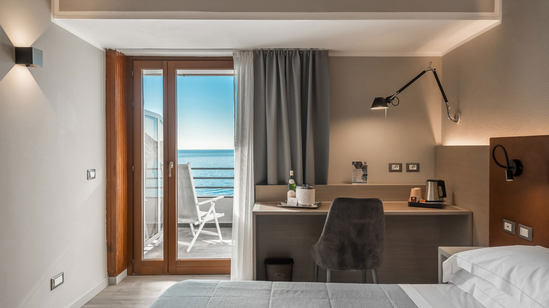 Hotel Porto Roca - Doppelzimmer mit Balkon und Meerblick 46