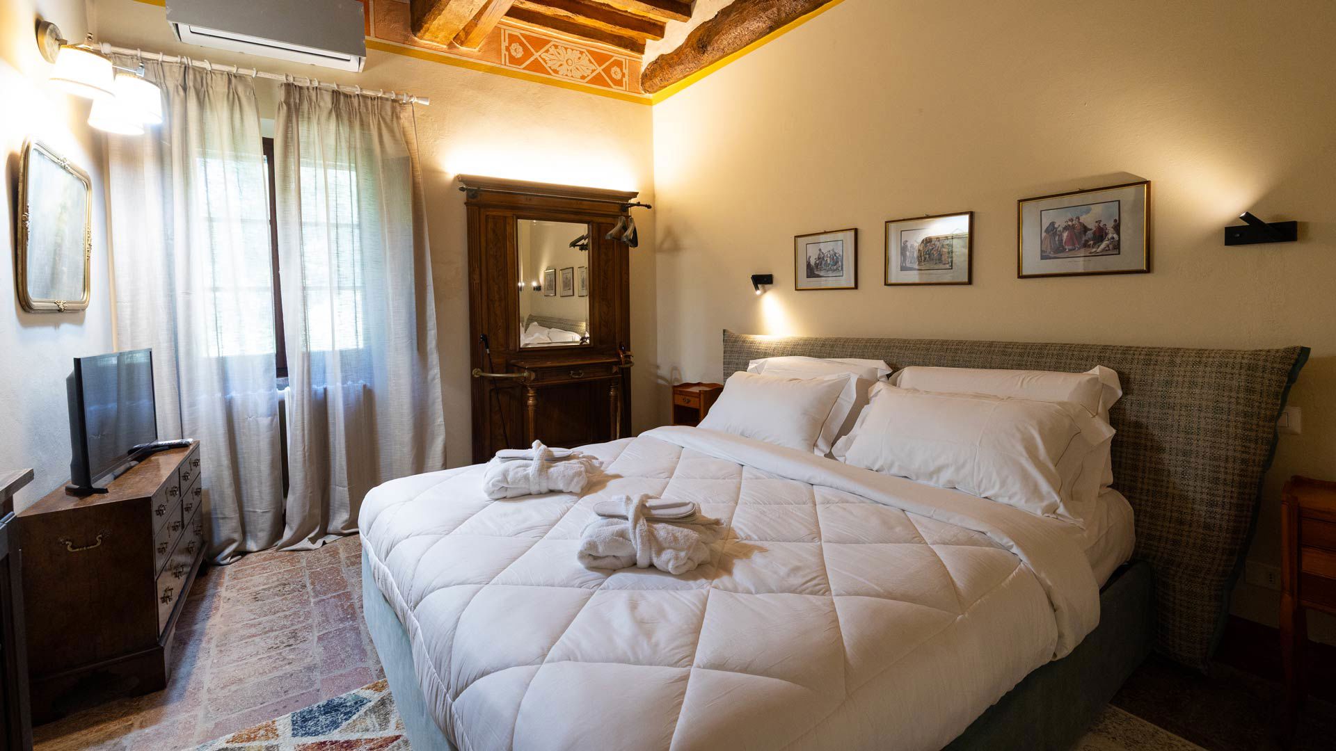 Rooms & Suites 19 Rooms & Suites 19