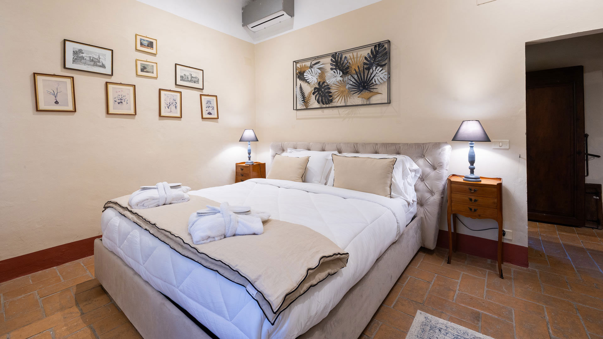 Rooms & Suites 21 Rooms & Suites 21