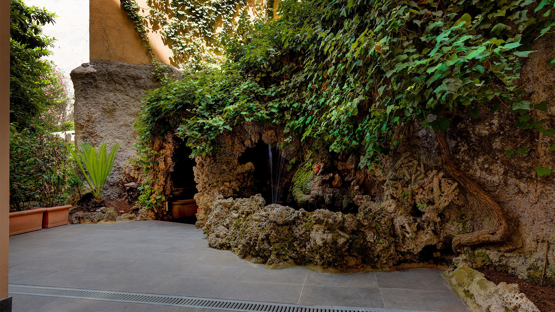 Chambre de luxe avec terrasse et grotte 2