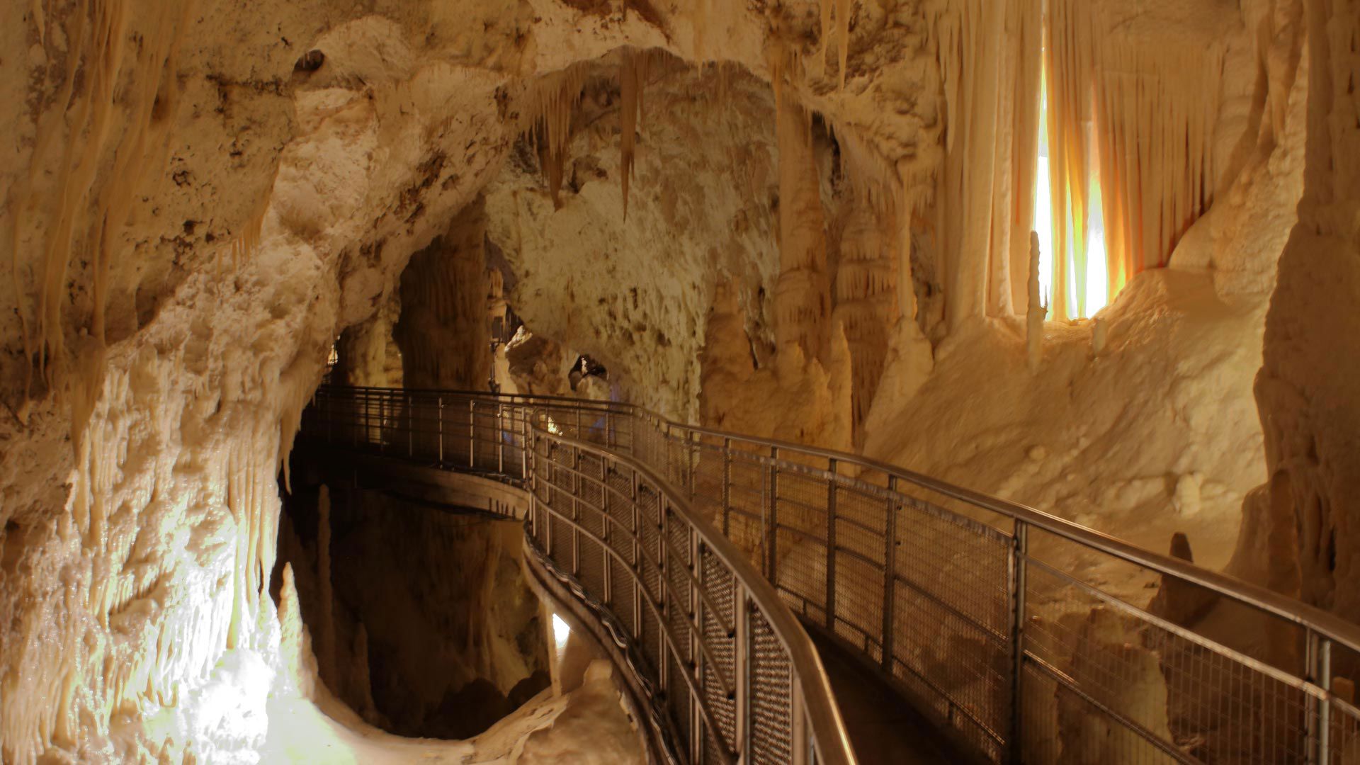 Hotel La Meridiana - The natural spectacle of the Frasassi Caves 2