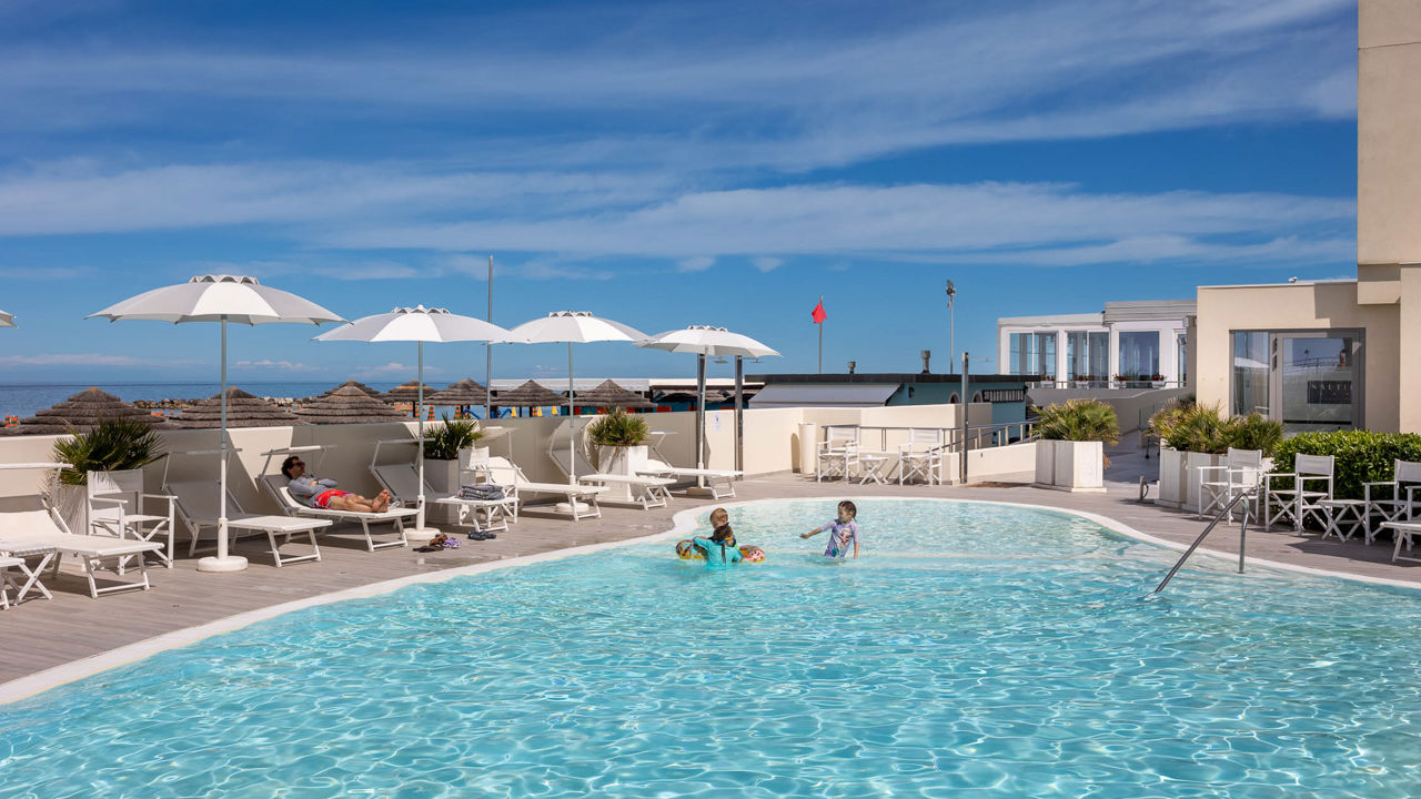 Discover the pool of Nautilus Family Hotel in Pesaro