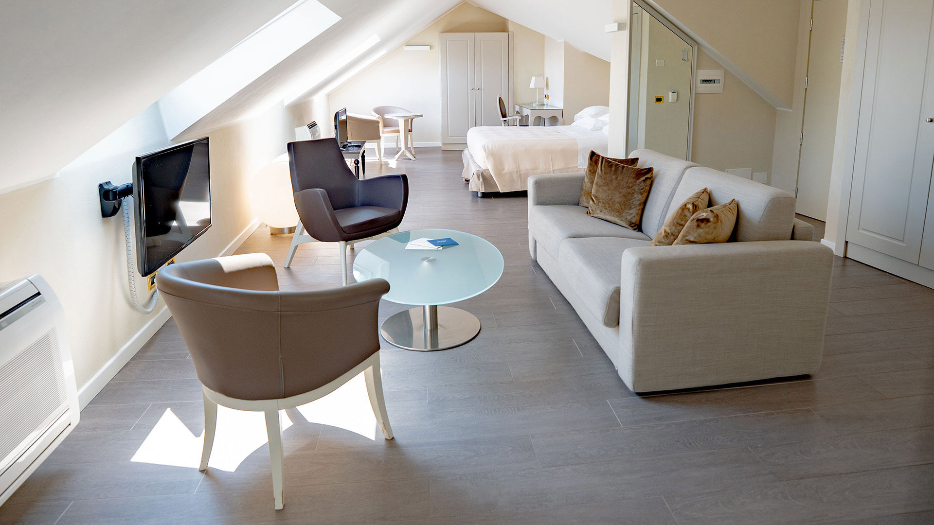 Attic Suite Club 10 Attic Suite Club 10