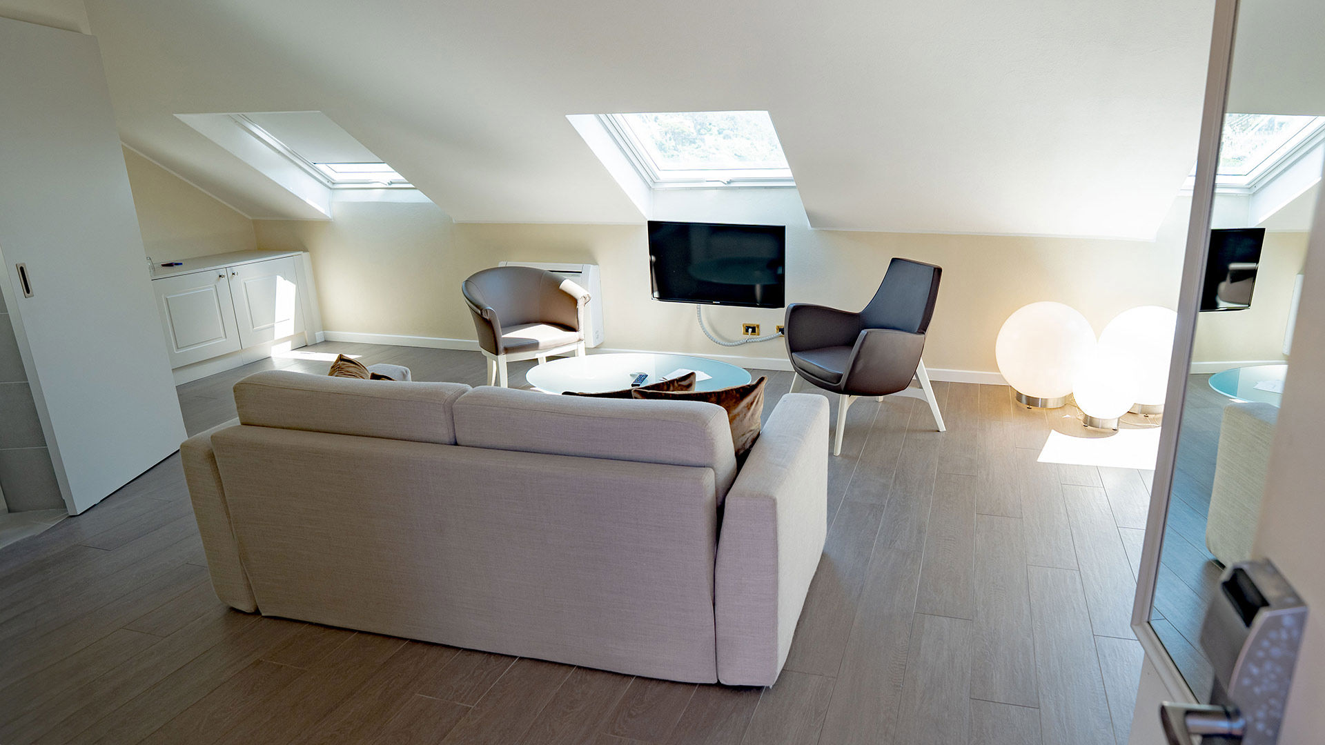 Attic Suite Club 9 Attic Suite Club 9