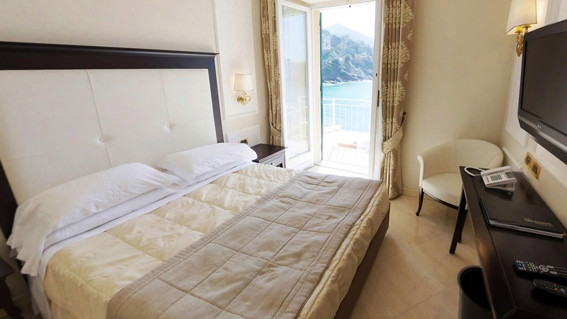 Superior Room with Sea View and Balcony 4
