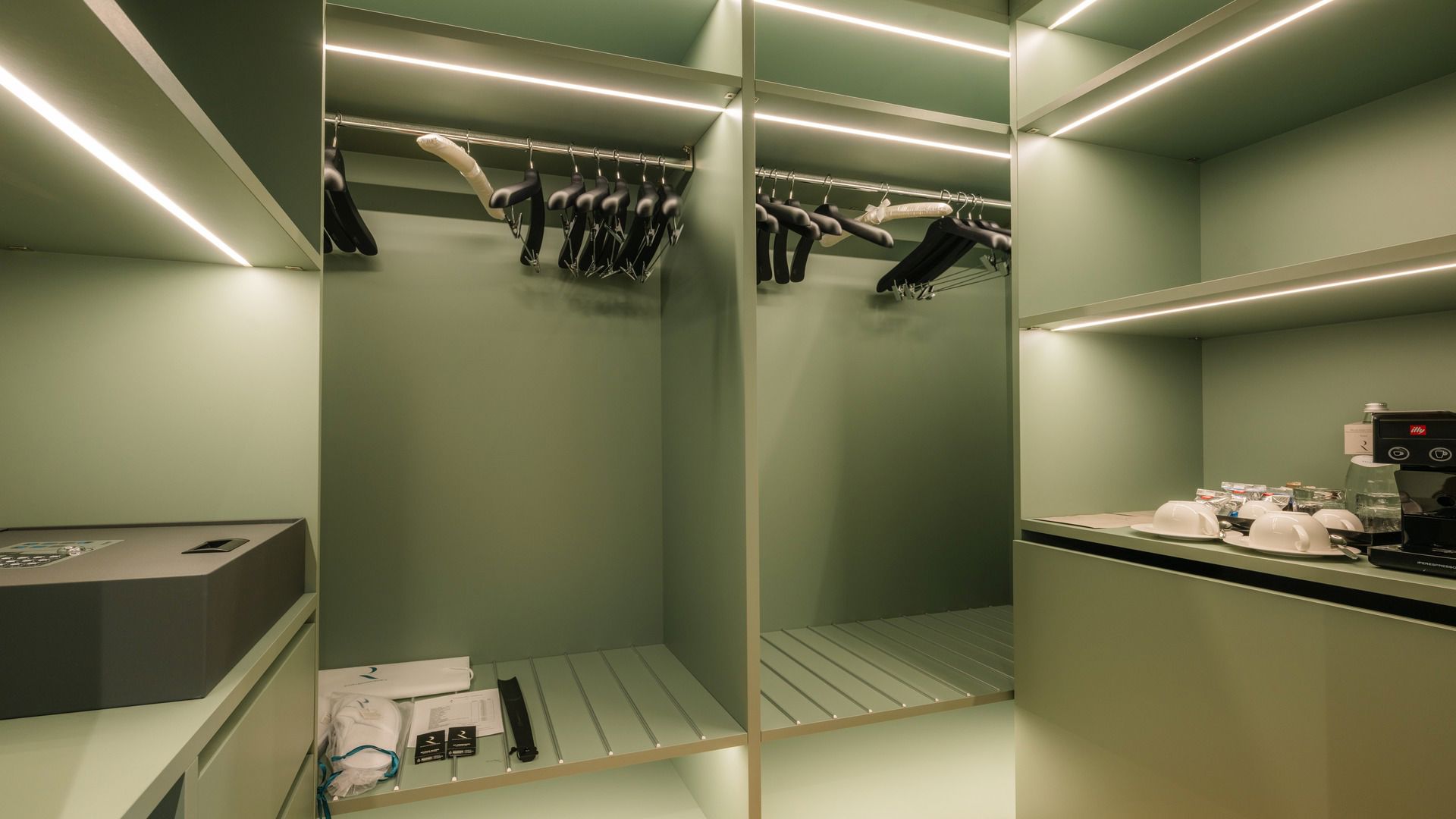 Junior Suite with balcony  12