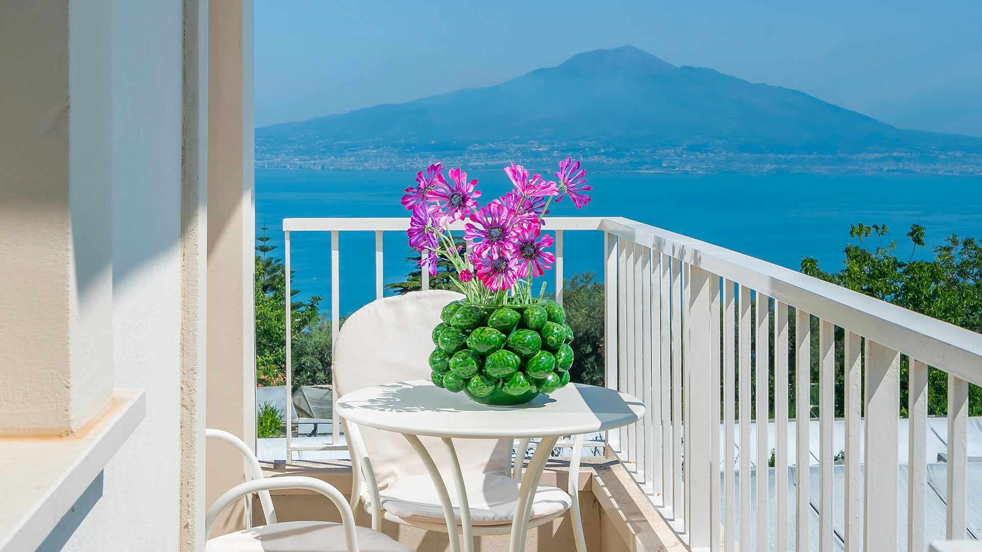 Family with balcony and sea view 3