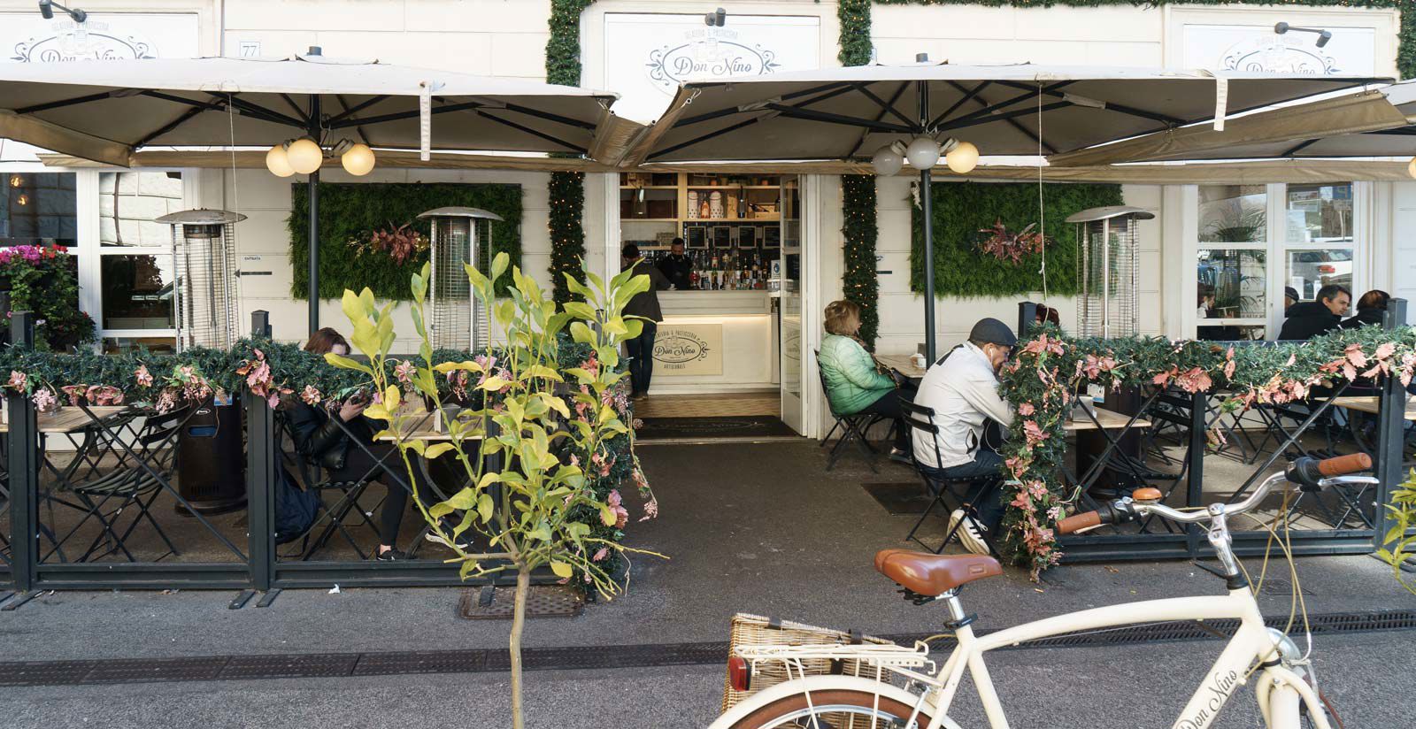 Trinity Luxury Rooms - Restaurants & Bars 6