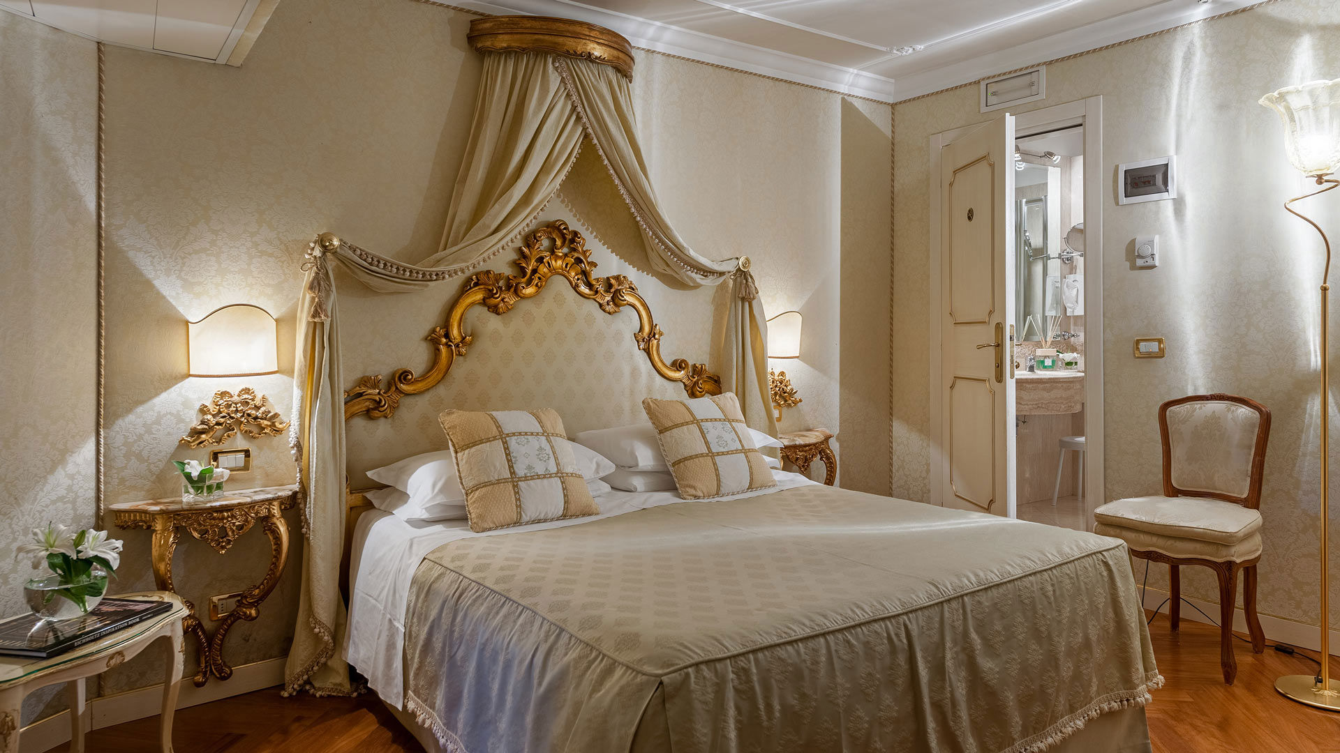 Hotel in historical residence in Venice 9