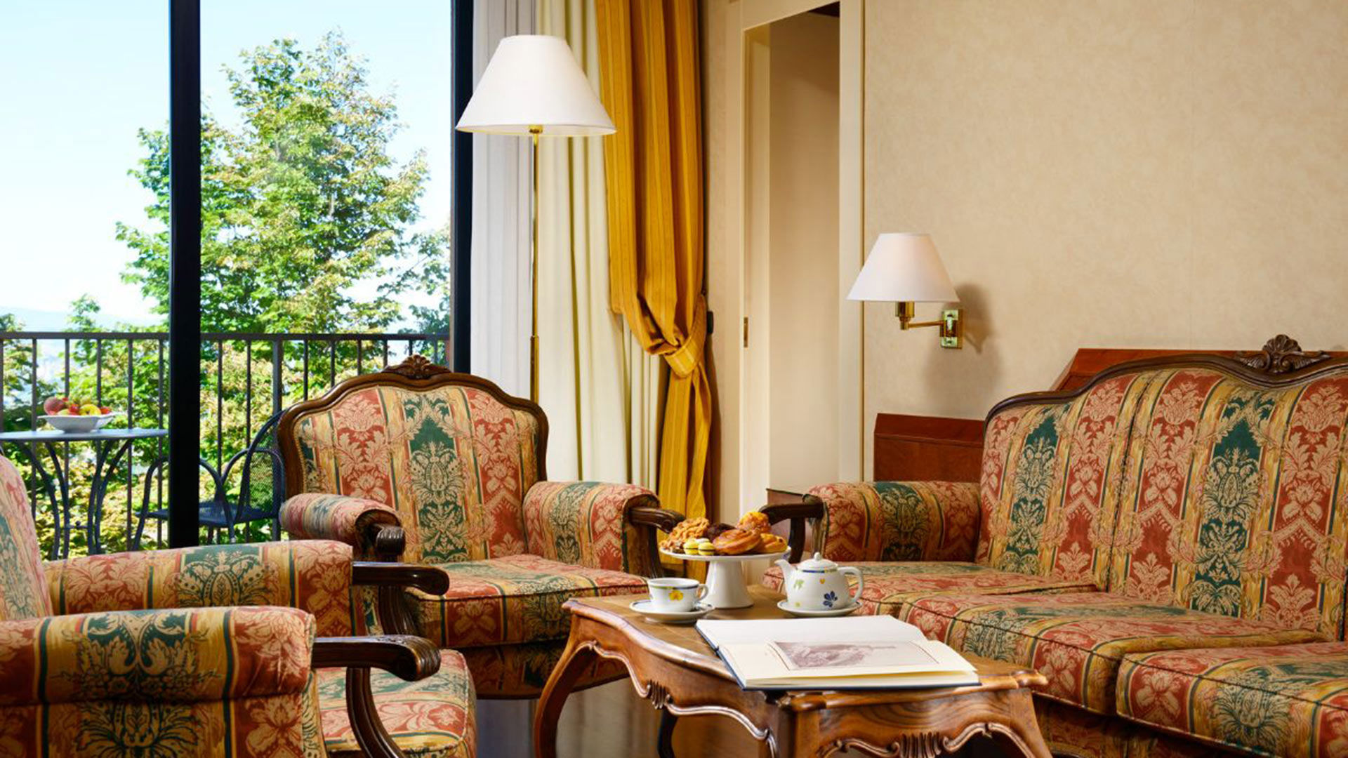 Suites with two balconies 8 Suites with two balconies 8