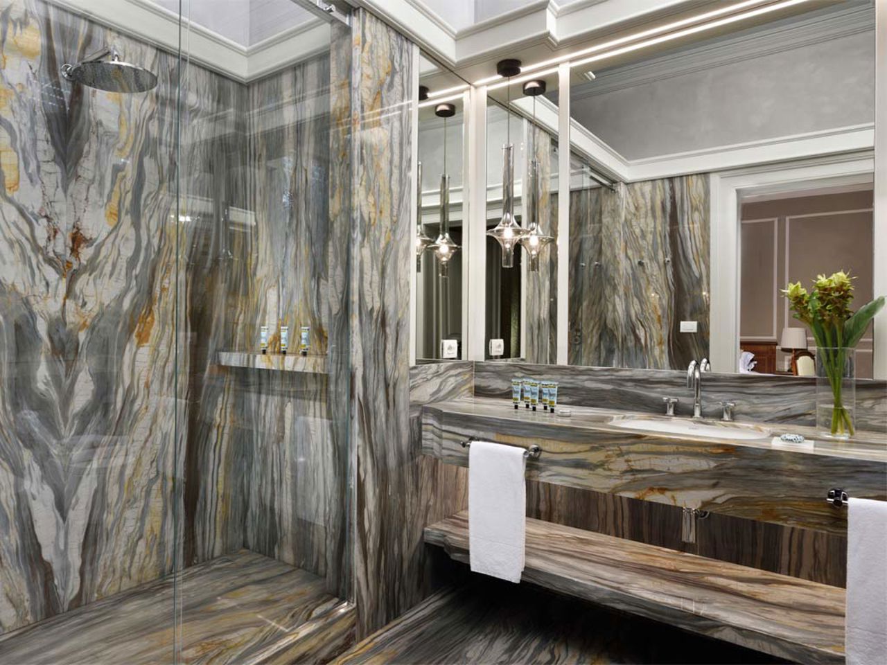 Rooms & suites 42 Rooms & suites 42