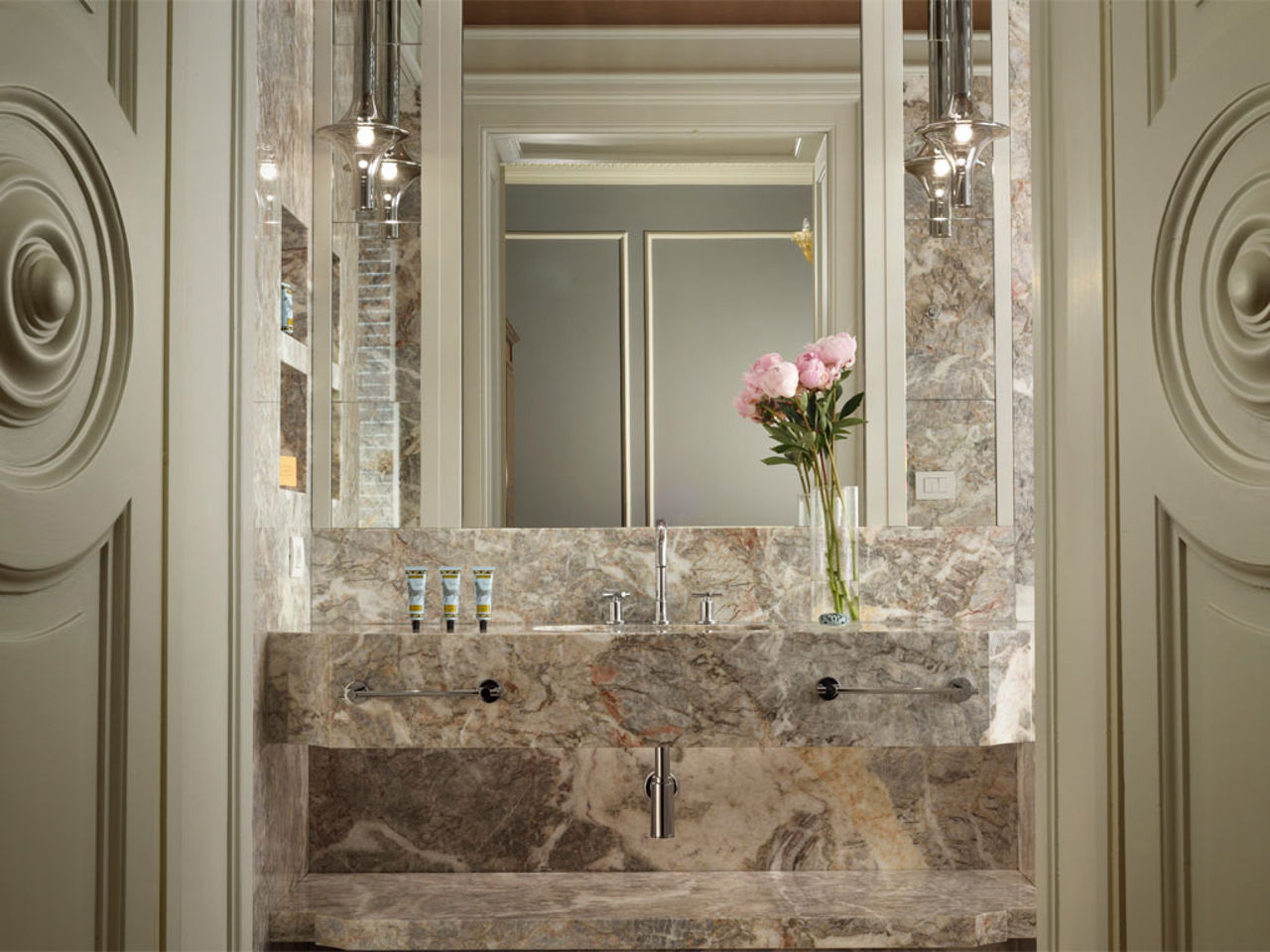 Rooms & suites 43 Rooms & suites 43