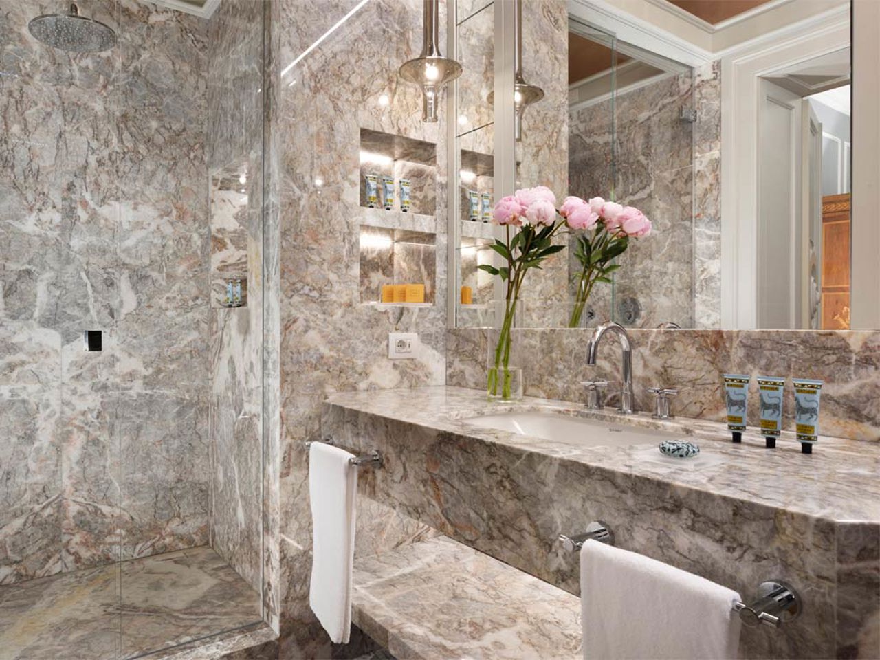 Rooms & suites 44 Rooms & suites 44