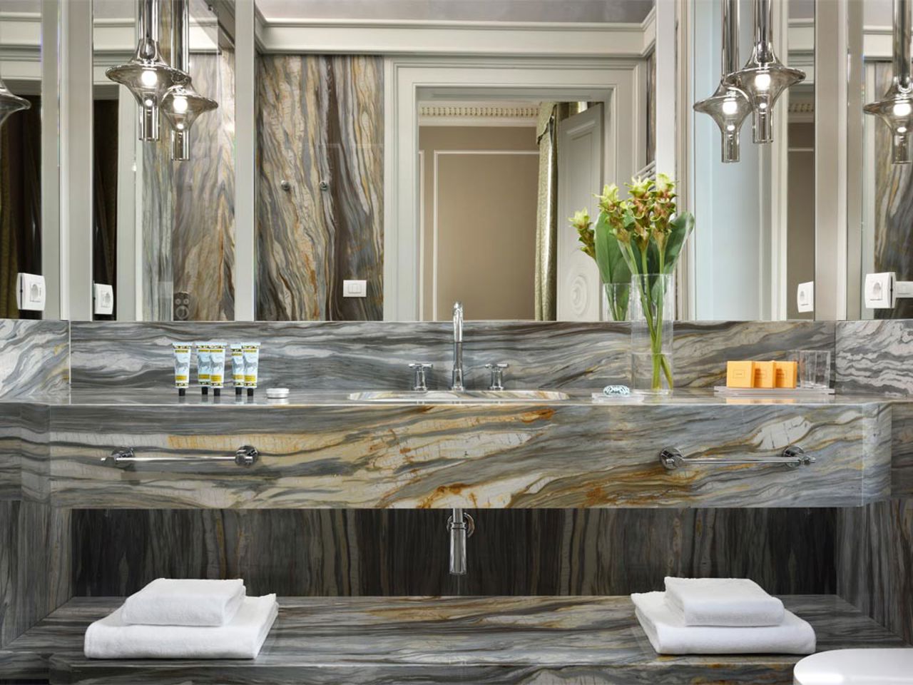 Rooms & suites 45 Rooms & suites 45