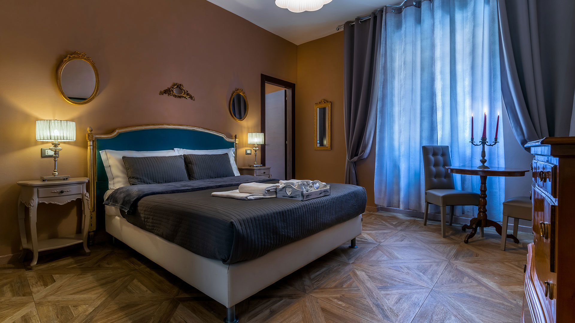 Deluxe Tiffany Room 2