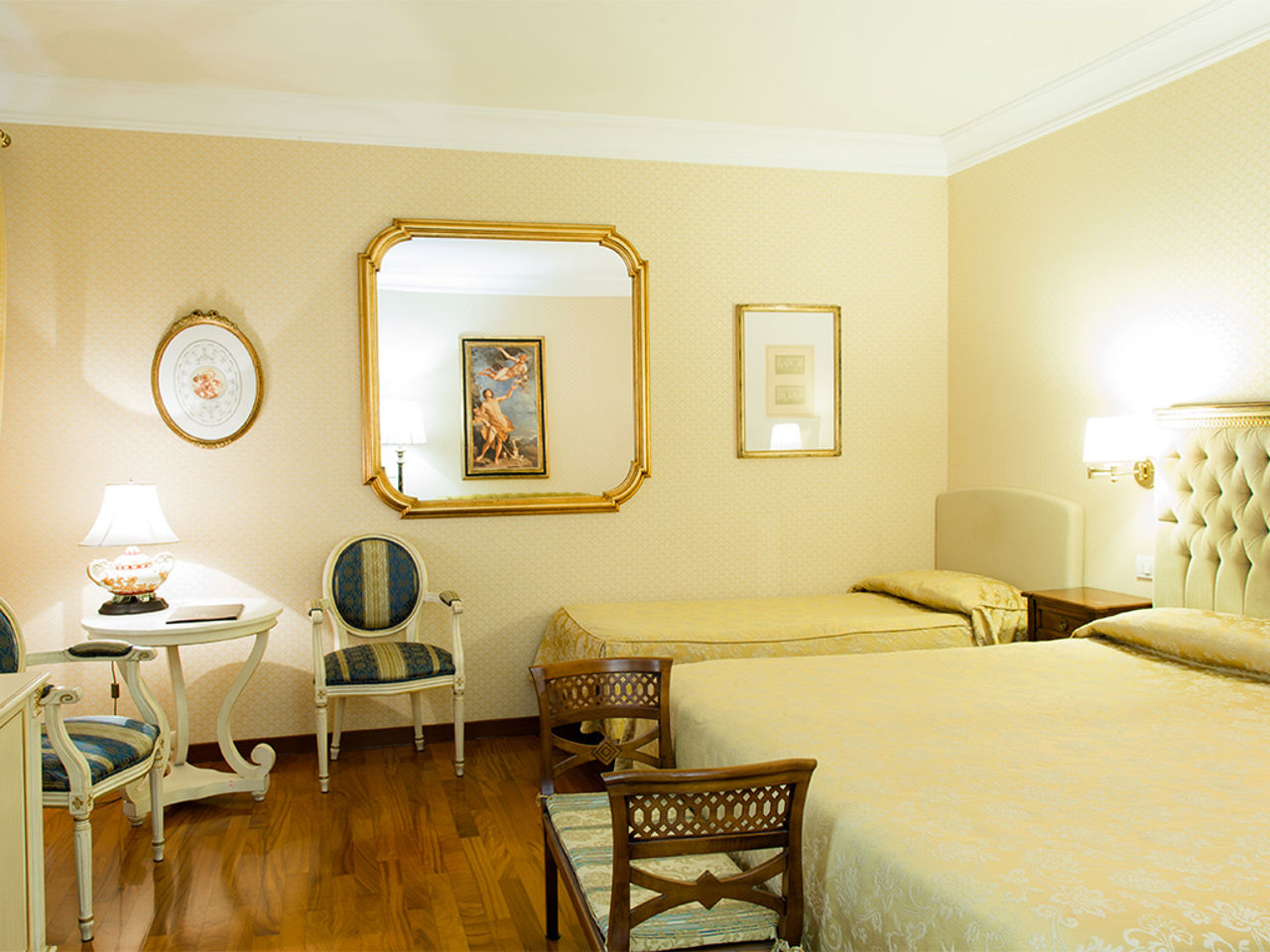 Deluxe Tripla - Ampi spazi, arredi classici e la soluzione perfetta per famiglie in cerca di comfort e tranquillità.