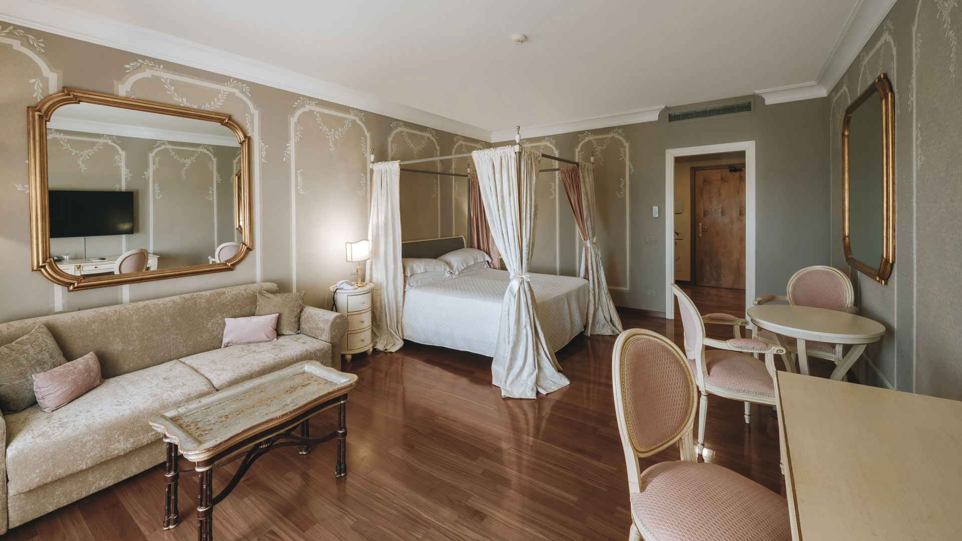 Suite with Terrace and Valley View - Luxury and a view of the Umbrian valley, with spacious and welcoming areas.