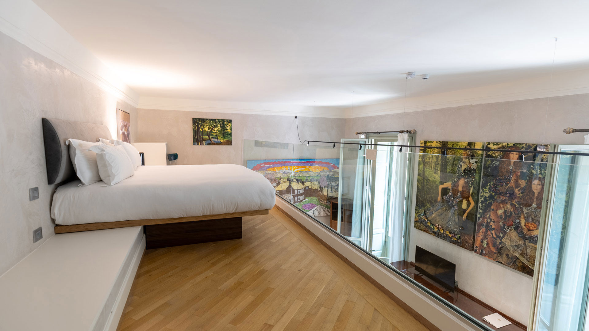 Grand Palace Gallery 2