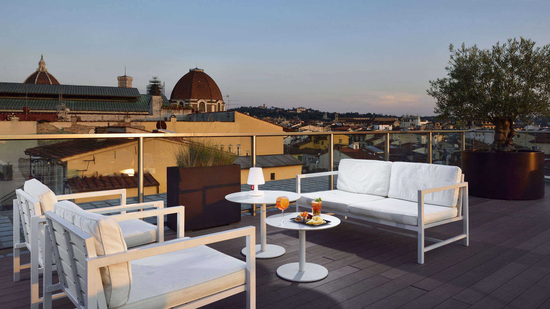 Lounge Bar & Urban Garden - Zone de connexion avec Wi-Fi gratuit & Green Lounge Bar Lounge Bar & Urban Garden - Zone de connexion avec Wi-Fi gratuit & Green Lounge Bar