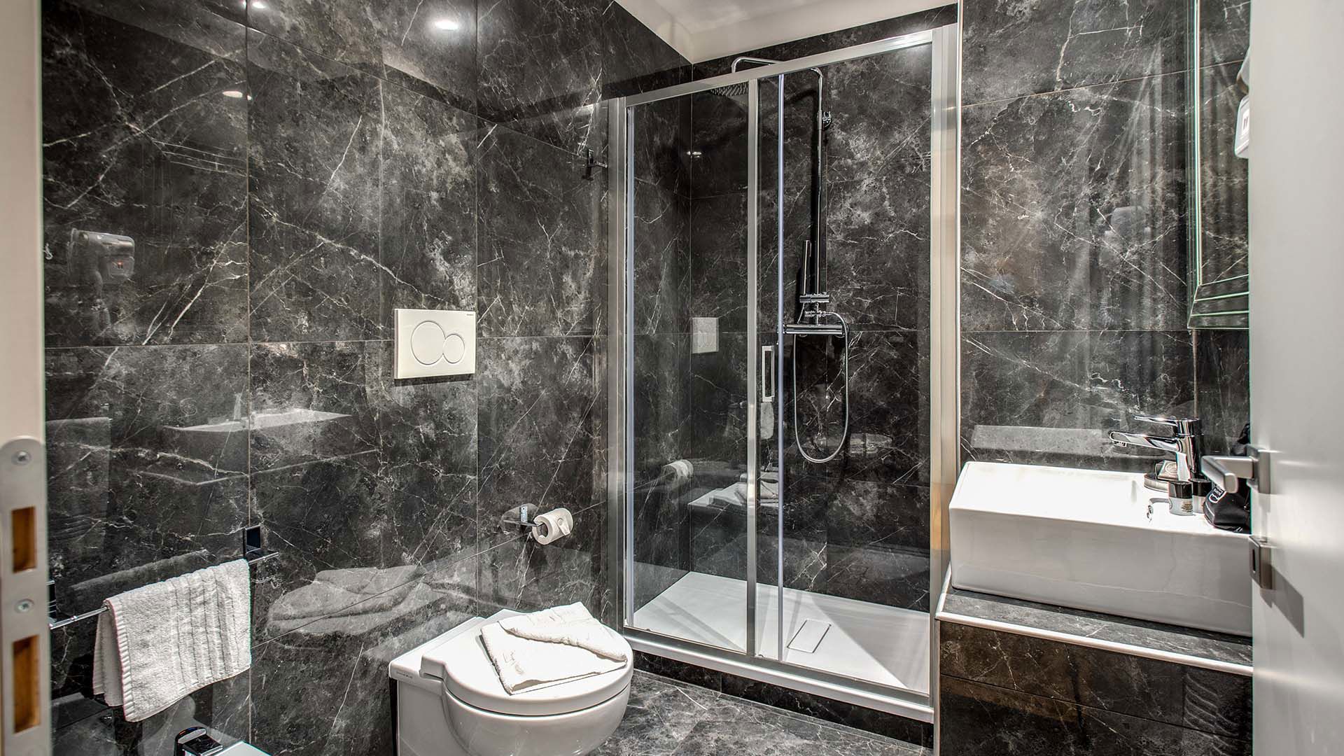 Il lusso di soggiornare all’Hotel 87 EightySeven, hotel con Jacuzzi in camera a Roma 2